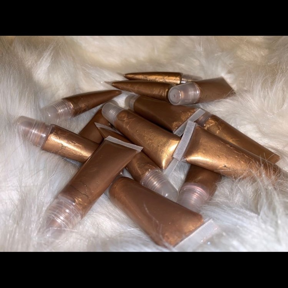 Gold lipgloss